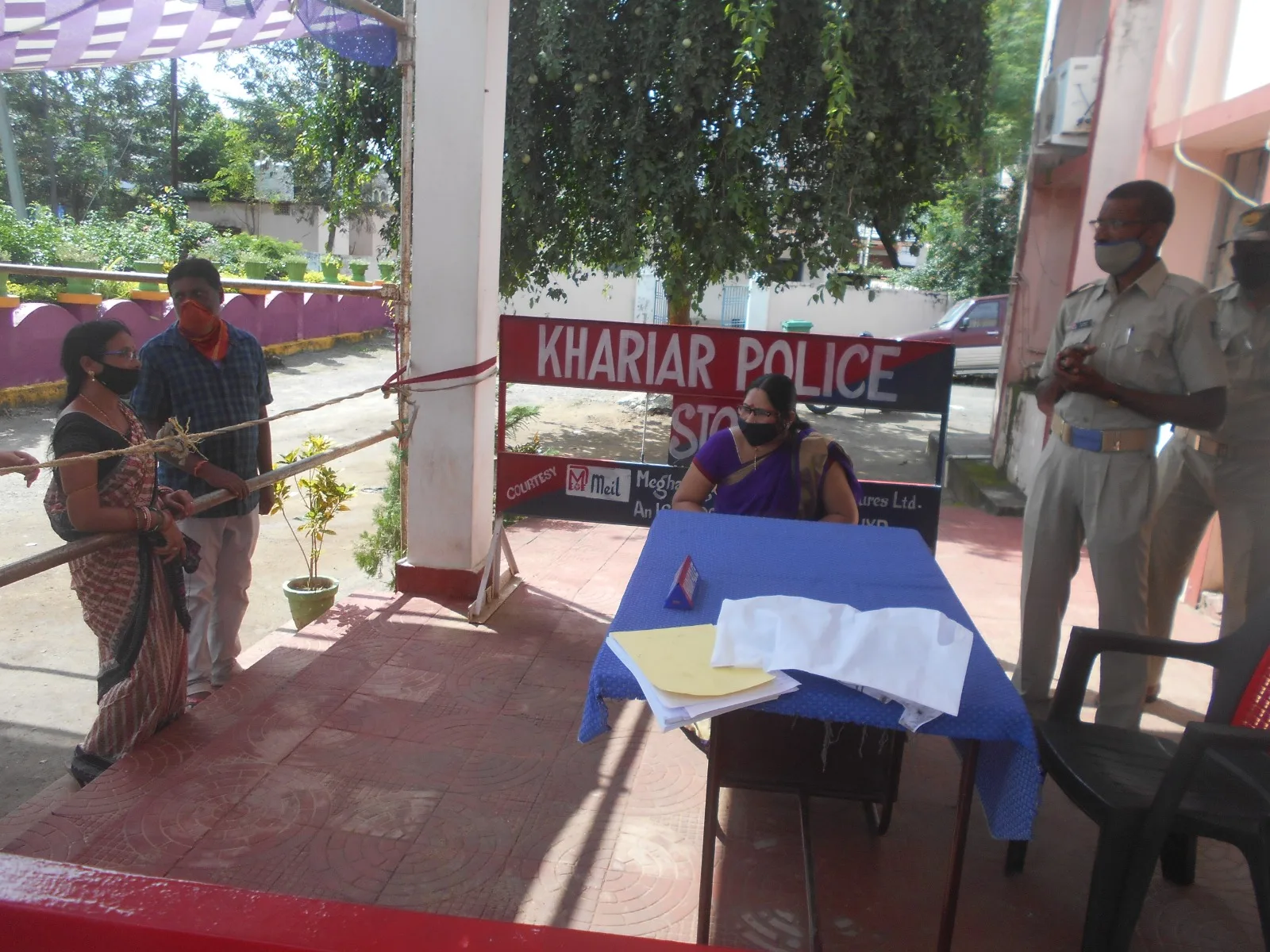 Community members speaking with police personnel at Khariar Police Station